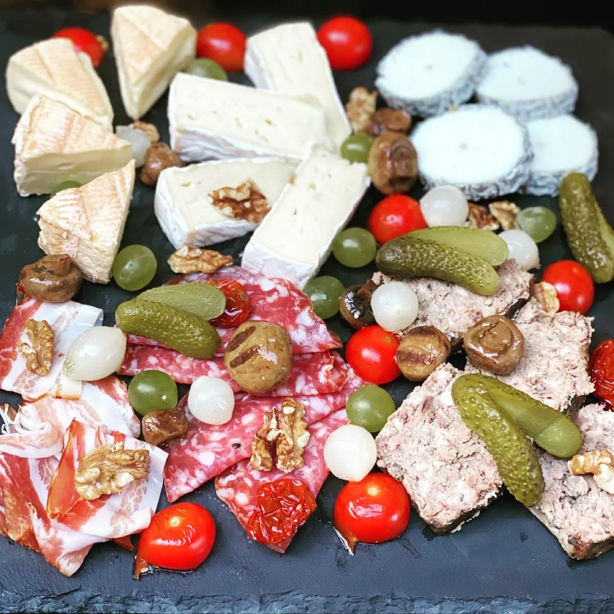 Planche de fromages et de charcuterie du café