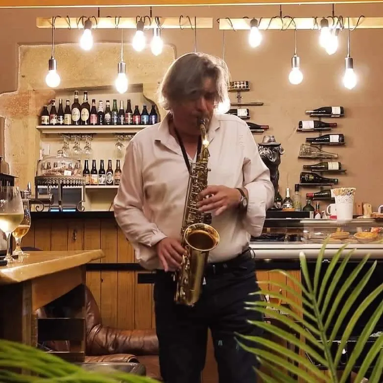 Un saxophoniste joue dans le bar