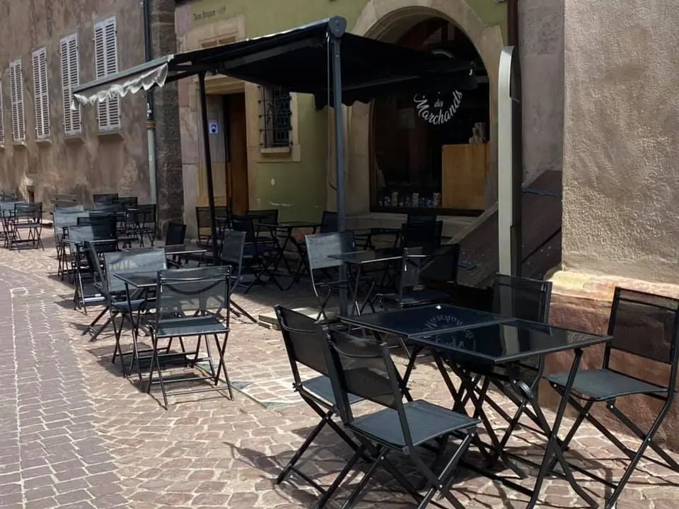 La terrasse sur les pavés de la rue des Marchands