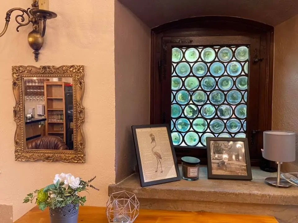 Fenêtre à vitraux ronds et miroir dans la salle